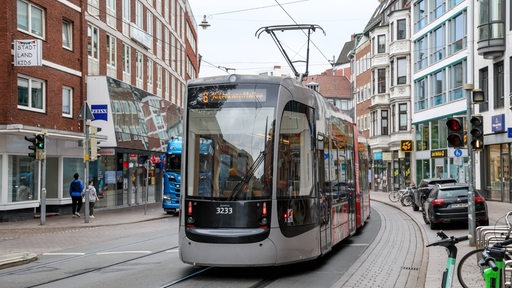 Eine Straßenbahn fährt in einer Straße in Bremen