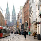 Eine Straßenbahn fährt durch die Bremer Innenstadt.