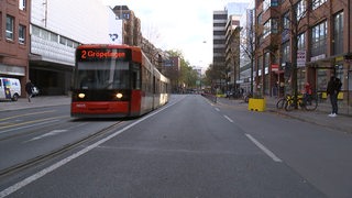 Fotomontage zeigt eine Straßenbahn auf der Bremer Martinistraße.