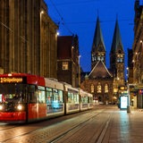 Eine Straßenbahn fährt durch die Obernstraße in der Bremer Innenstadt.