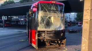 Eine zerstörte Straßenbahn steht auf einer Straße.