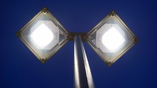 Zwei LED-Leuchten einer Straßenlaterne