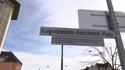 Zu sehen ist das Straßenschild des Bürgermeister-Koschnick-Platz.