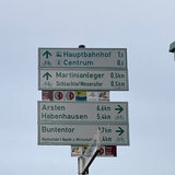 Straßenschilder, die die Bremer Innenstadt ausschildern