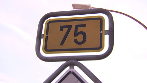 Das Schild der B75.