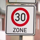 Ein Zone-Dreißig Verkehrsschild.