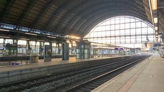 Leerer Bahnsteig im Bremer Hauptbahnhof.