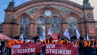 Streikende vor dem Bremer Hauptbahnhof.