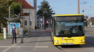 Bremerhaven Bus wartet an einer Haltestelle