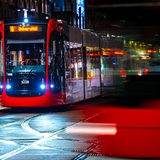 Eine Straßenbahn steht am Bremer Hauptbahnhof an der BSAG-Haltestelle.