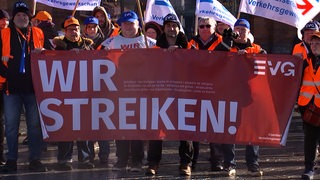 EVG-Beschäftigte streiken vor dem Bremer Hauptbahnhof