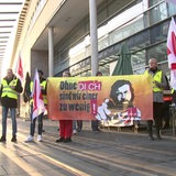 Das Sicherheitspersonal des Flughafens im Streik vor dem Gebäude in Bremen. 