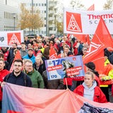 IG-Metall-Mitglieder demonstrieren in Bremen.