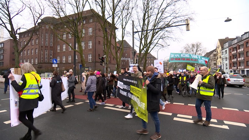 Menschen streiken vor dem Klinikum Bremen-Mitte.