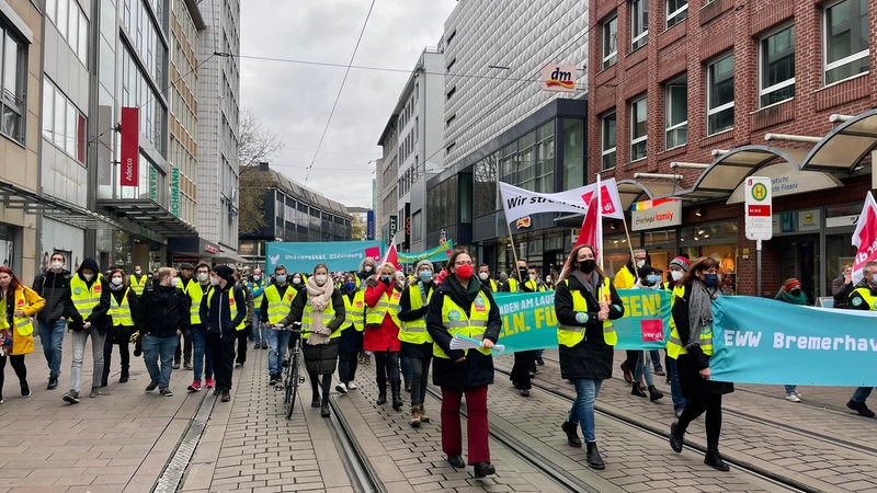 Streikende des öffentlichen Dienstes ziehen mit Transparenten durch die Bremer Innenstadt