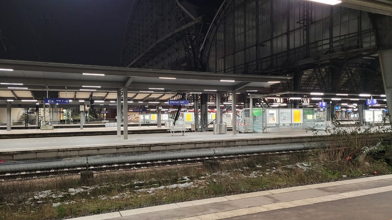 Im Bremer Hauptbahnhof sind die Bahnsteige leer. Die Lokführergewerkschaft GDL hat zu einem Warnstreik aufgerufen.