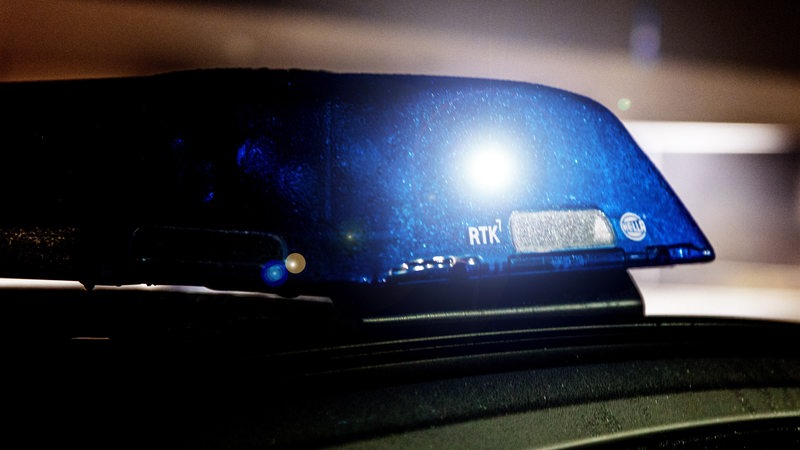 Ein Einsatzfahrzeug der Polizei mit blinkendem Blaulicht.