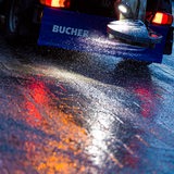Ein Streufahrzeug verteilt am Morgen Streumittel