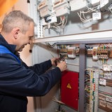 Handwerker arbeitet an Stromzähler