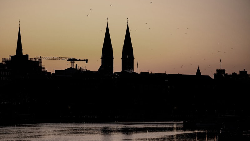 Die schwarze Skyline von Bremen ohne Lichter