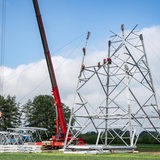 Montage von Stahlmasten für eine neue 380 KV Stromtrasse. Die Energiewende und der Transport von Energie von den großen Offshore-Windanlagen im Norden hin zu den vielen Industrieschwerpunkten im mittleren und südlichen Deutschland erfordern den konsequenten Ausbau und Neubau von Stromtrassen.