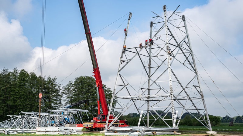 Montage von Stahlmasten für eine neue 380 KV Stromtrasse. Die Energiewende und der Transport von Energie von den großen Offshore-Windanlagen im Norden hin zu den vielen Industrieschwerpunkten im mittleren und südlichen Deutschland erfordern den konsequenten Ausbau und Neubau von Stromtrassen.