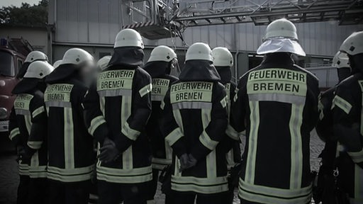 Bremer Feuerwehrleute stehen nebeneinander. 