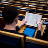 Ein Student sitzt im Hörsaal der Universität Bremen. 