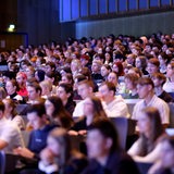 Der vollbesetzte Hörsaal einer Universität