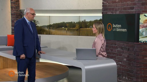 Der Bremer Bürgermeister Andreas Bovenschulte und Moderatorin Lea Reinhard im Studio von buten un binnen