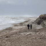 Eine Küste mit stürmischen Meer.