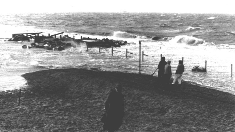 Die Reste der Tossenser Strandhalle in den Vormittagsstunden des 17. Februar 1962