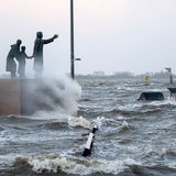 Bei der Sturmflut 2023 in Bremerhaven steht der Willy-Brandt-Platz unter Wasser.