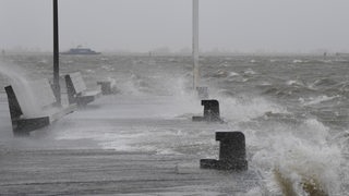 Wasser spritzt über die Kaimauer. Sturmtief "Benjamin" wütet an den deutschen Küsten. Experten warnen für viele Gebiete vor einer Sturmflut. 