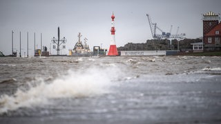 Wellen schlagen an die Kaimauer während der Sturmflut im Anschluss an das Sturmtief "Sabine" in Bremerhaven 2020