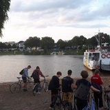 Wegen einer Sturmflut ist die Weser in Bremen über die Ufer gestiegen. 