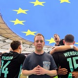 Werder-Spieler feiern den Sieg gegen Stuttgart, im Vordergrund steht der Host und im Hintergrund sieht man die Europa-Flagge.