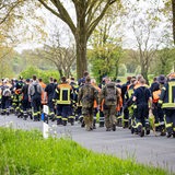 Einsatzkräfte der Feuerwehr und Soldaten der Bundeswehr gehen eine Straße im Landkreis Stade entlang. Der sechs Jahre alte Arian aus Elm wird weiter vermisst. Die Suche nach ihm geht weiter.