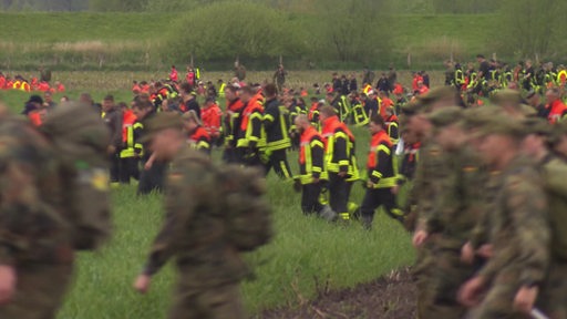 Viele Menschen in unterschiedlichen Uniformen im Feld