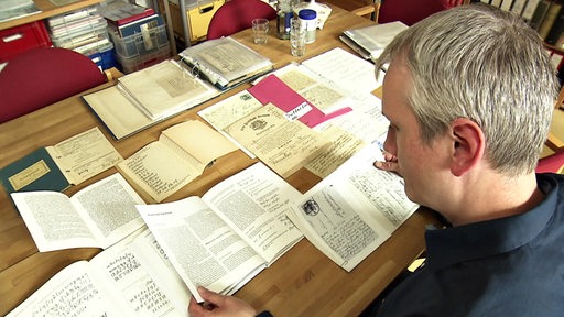 Andree Brumshagen entziffert die alten Sütterlinschriften von Kunden in Walle.
