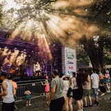 Menschen feiern beim Summersounds Festival in Bremen