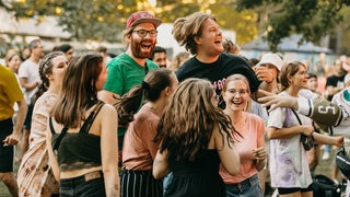 Menschen feiern beim Summersounds Festival in Bremen