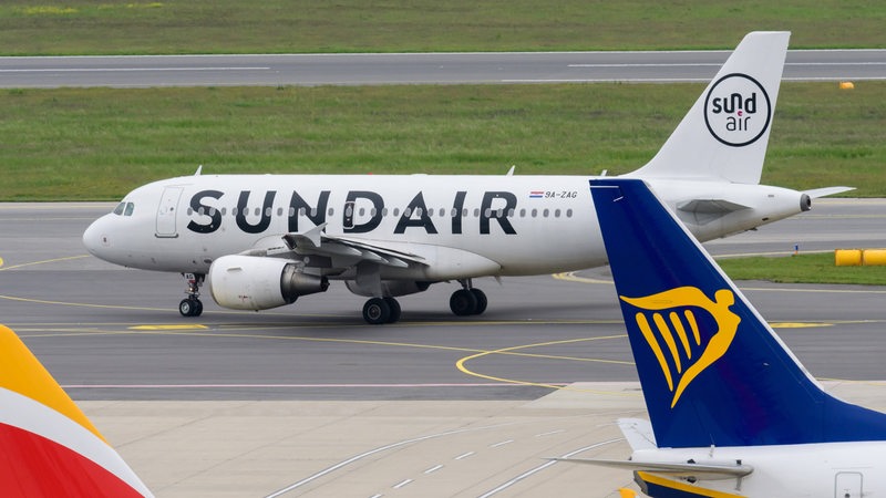 Sundair Airbus A319 100 am internationalen Flughafen Wien.