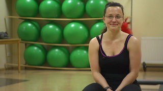Susanne Heise vor grünen Gymnastikbällen.