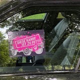 "Diese Karre ist zu fett" steht auf einem Aufkleber, der auf einen SUV geklebt wurde.