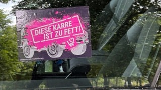 "Diese Karre ist zu fett" steht auf einem Aufkleber, der auf einen SUV geklebt wurde.