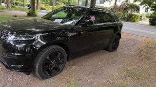 Einem SUV wurden die Reifen durchgestochen und ein Aufkleber an der Scheibe angebracht.