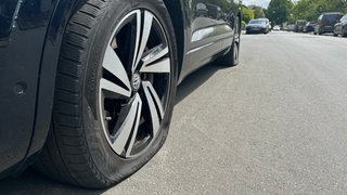 Einem SUV wurden die Reifen zerstochen.