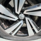 Ein beschädigter Autoreifen.