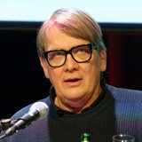 Der Bremer Schriftsteller und Musiker Sven Regener spricht in ein Mikrofon
